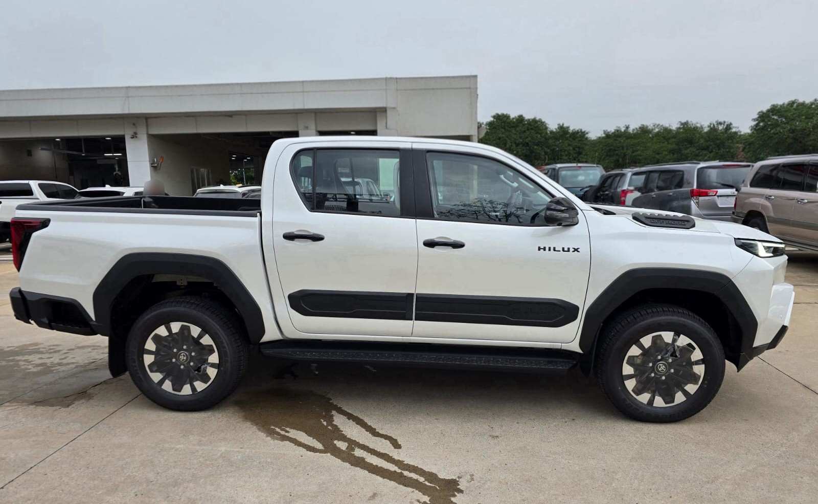 2027 TOYOTA HILUX DOUBLE CAB TRAILHUNTER 2.8 4WD AT White image 3