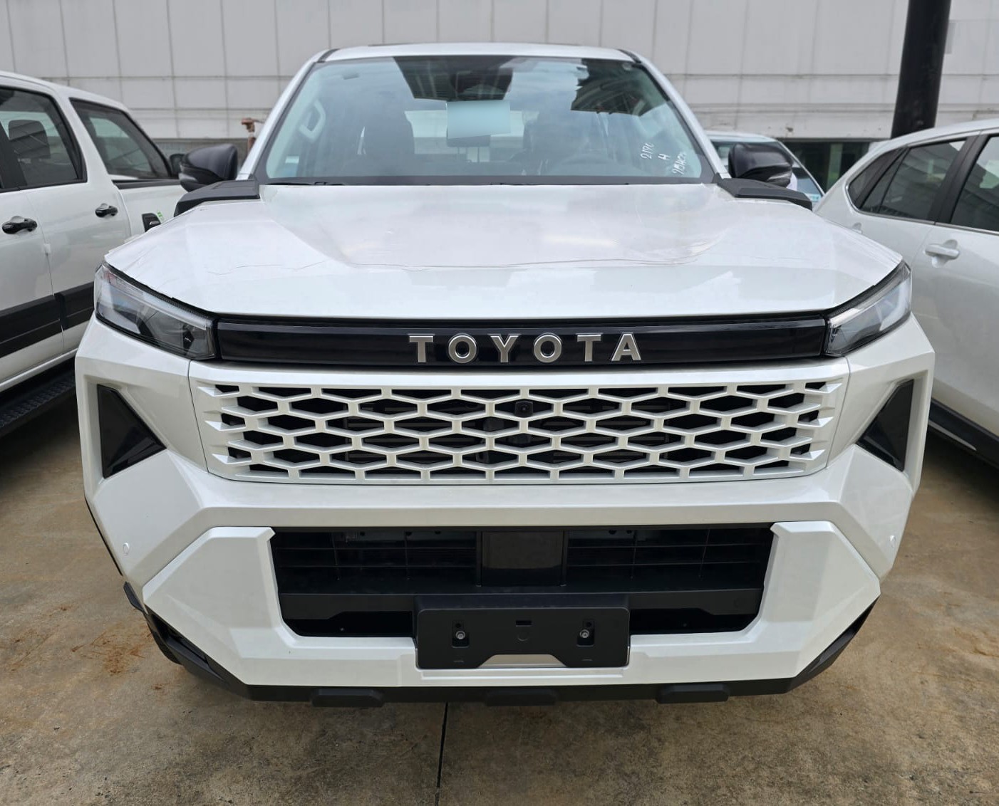 2027 TOYOTA HILUX DOUBLE CAB TRAILHUNTER 2.8 4WD AT White image 5