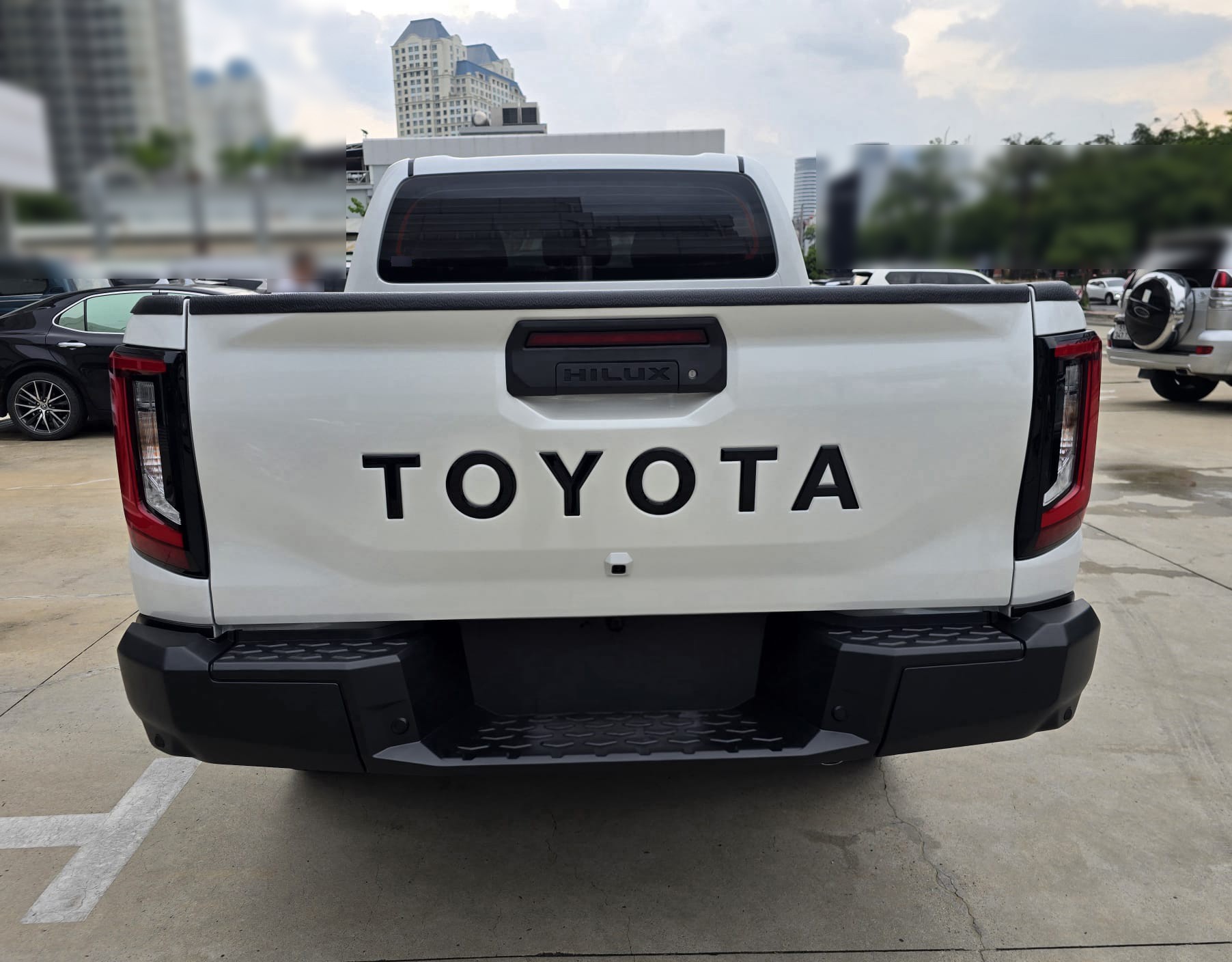 2027 TOYOTA HILUX DOUBLE CAB PRO 2.8 2WD AT White image 4
