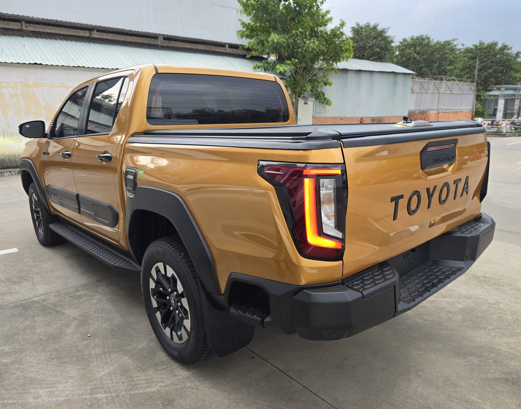 2027 TOYOTA HILUX DOUBLE CAB TRAILHUNTER 2.8 4WD AT Orange image 3
