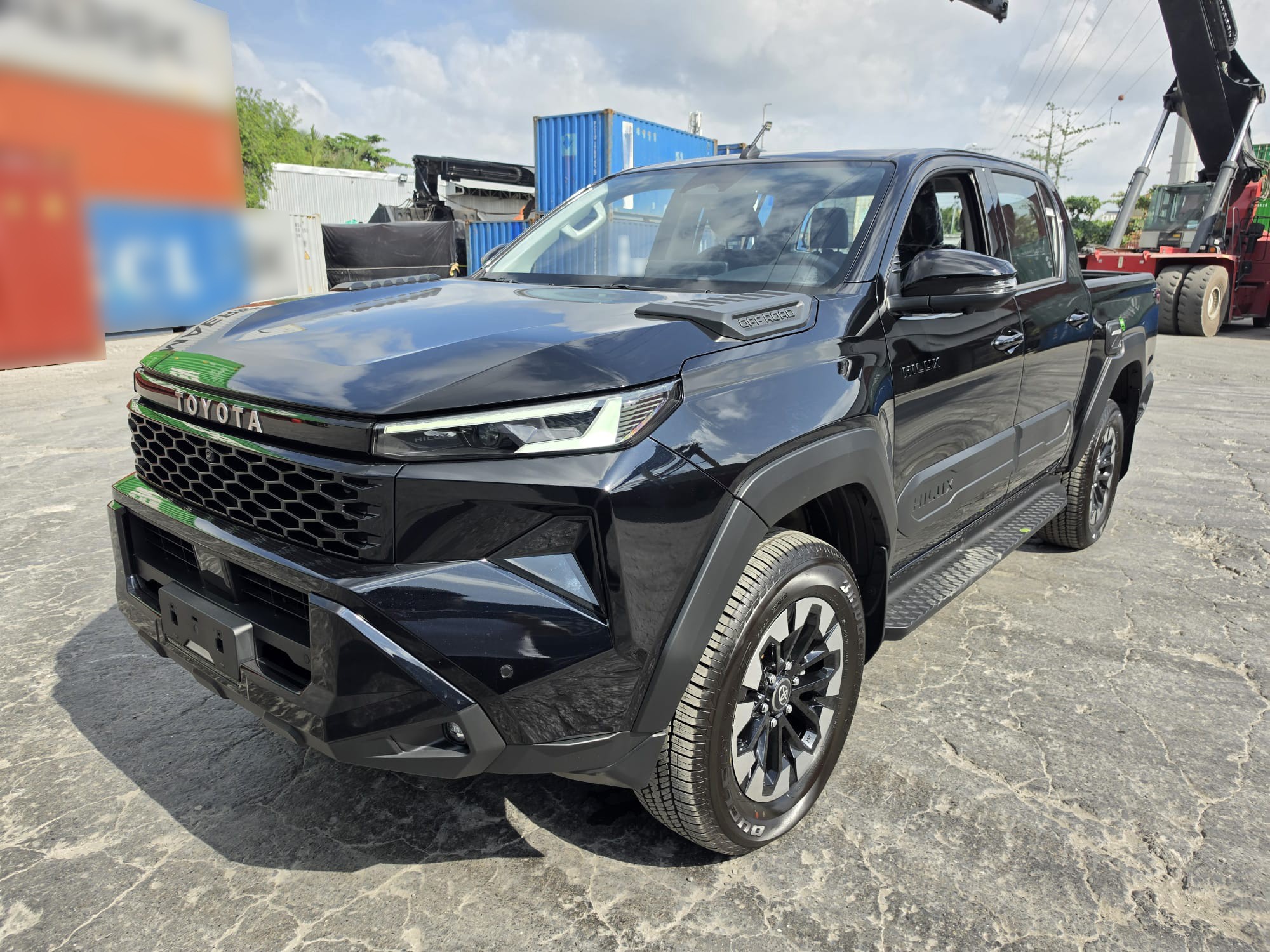2027 TOYOTA HILUX DOUBLE CAB TRAILHUNTER 2.8 4WD AT Black