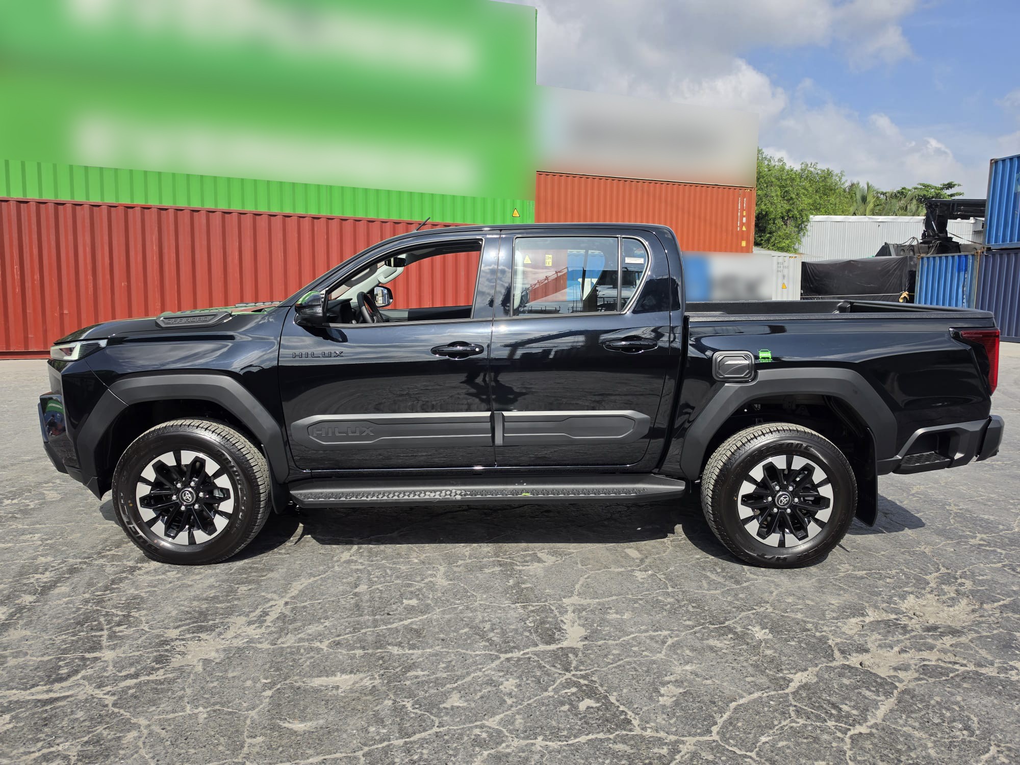 2027 TOYOTA HILUX DOUBLE CAB TRAILHUNTER 2.8 4WD AT Black image 2