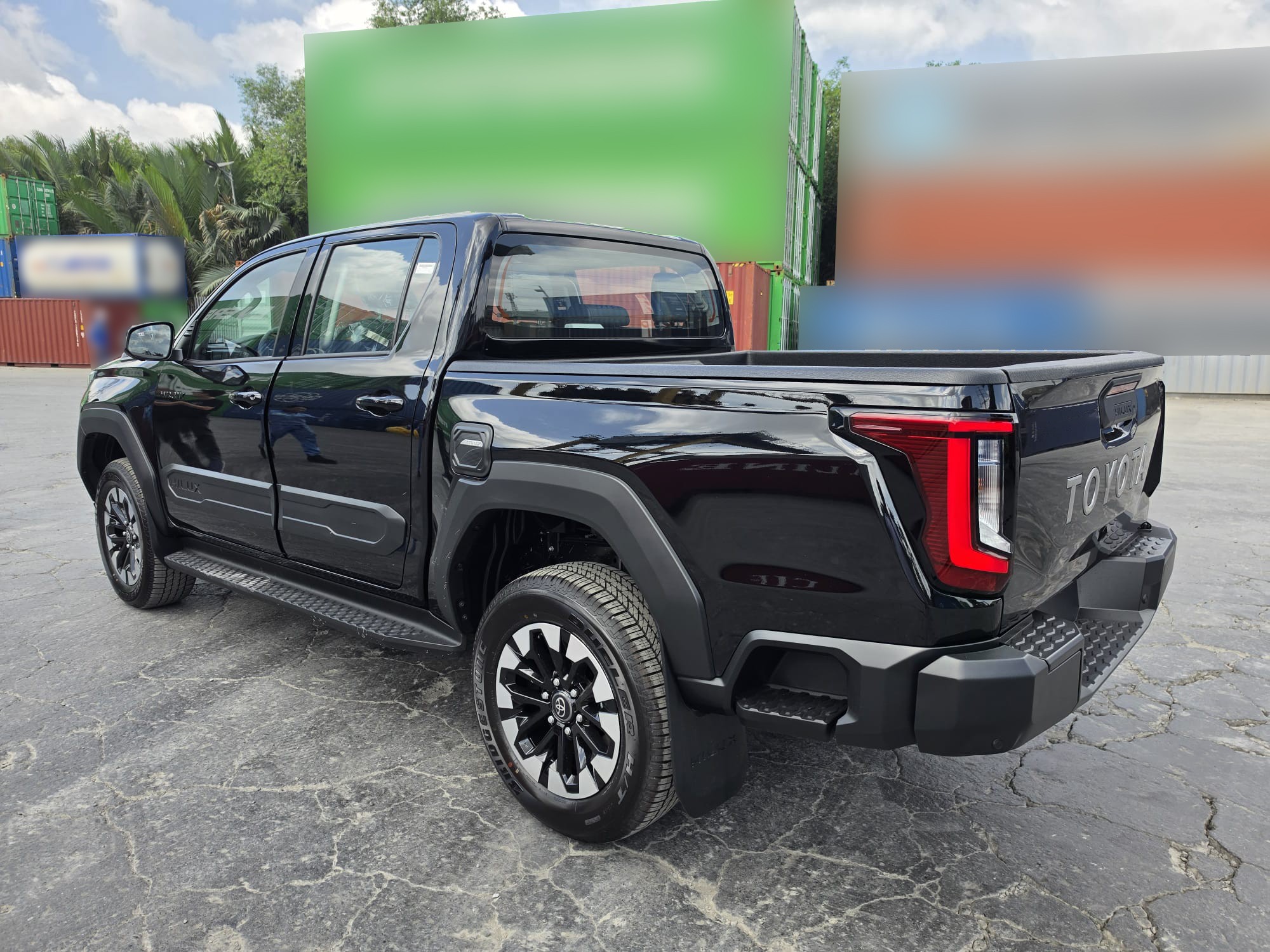 2027 TOYOTA HILUX DOUBLE CAB TRAILHUNTER 2.8 4WD AT Black image 3