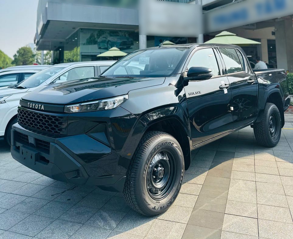 2027 TOYOTA HILUX DOUBLE CAB STANDARD 2.8 2WD MT Black