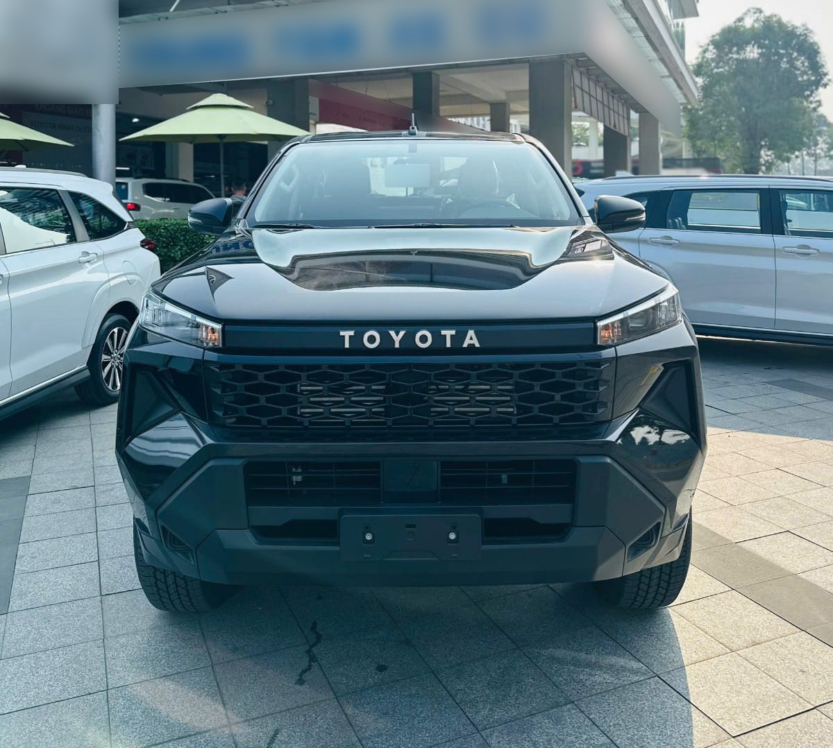 2027 TOYOTA HILUX DOUBLE CAB STANDARD 2.8 2WD MT Black image 5