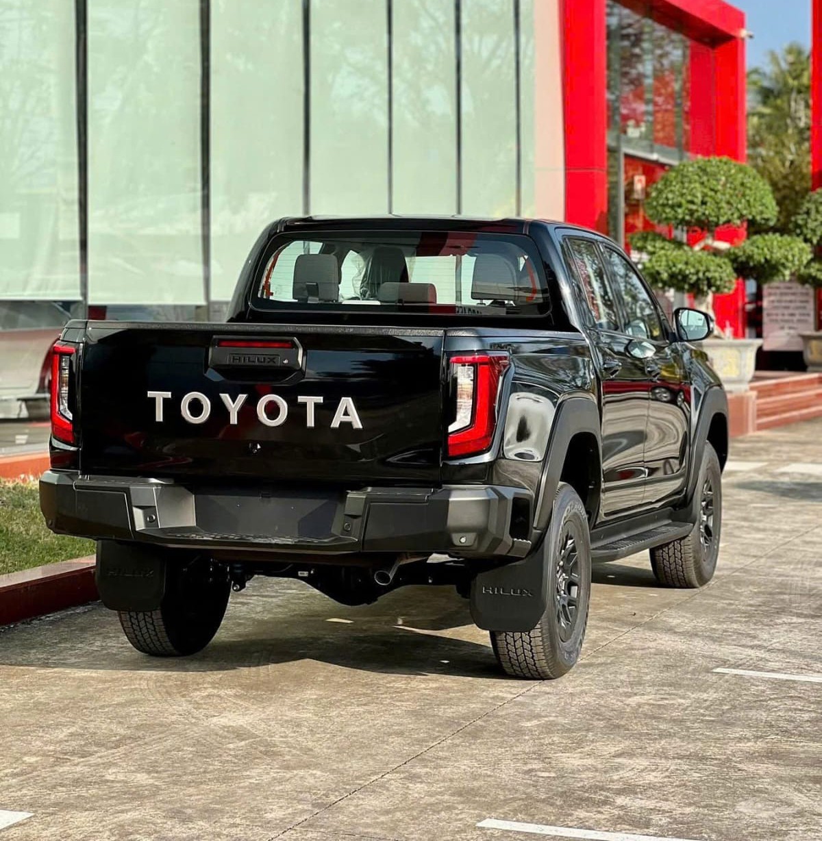 2027 TOYOTA HILUX DOUBLE CAB PRO 2.8 2WD AT Black image 3