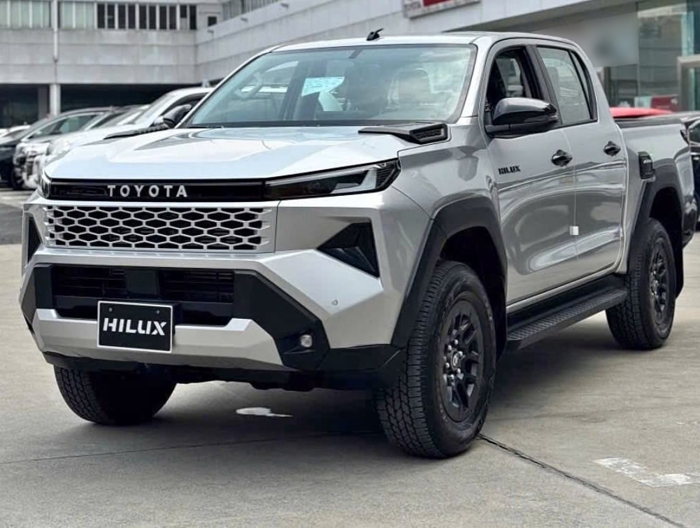 2027 TOYOTA HILUX DOUBLE CAB PRO 2.8 2WD AT Silver