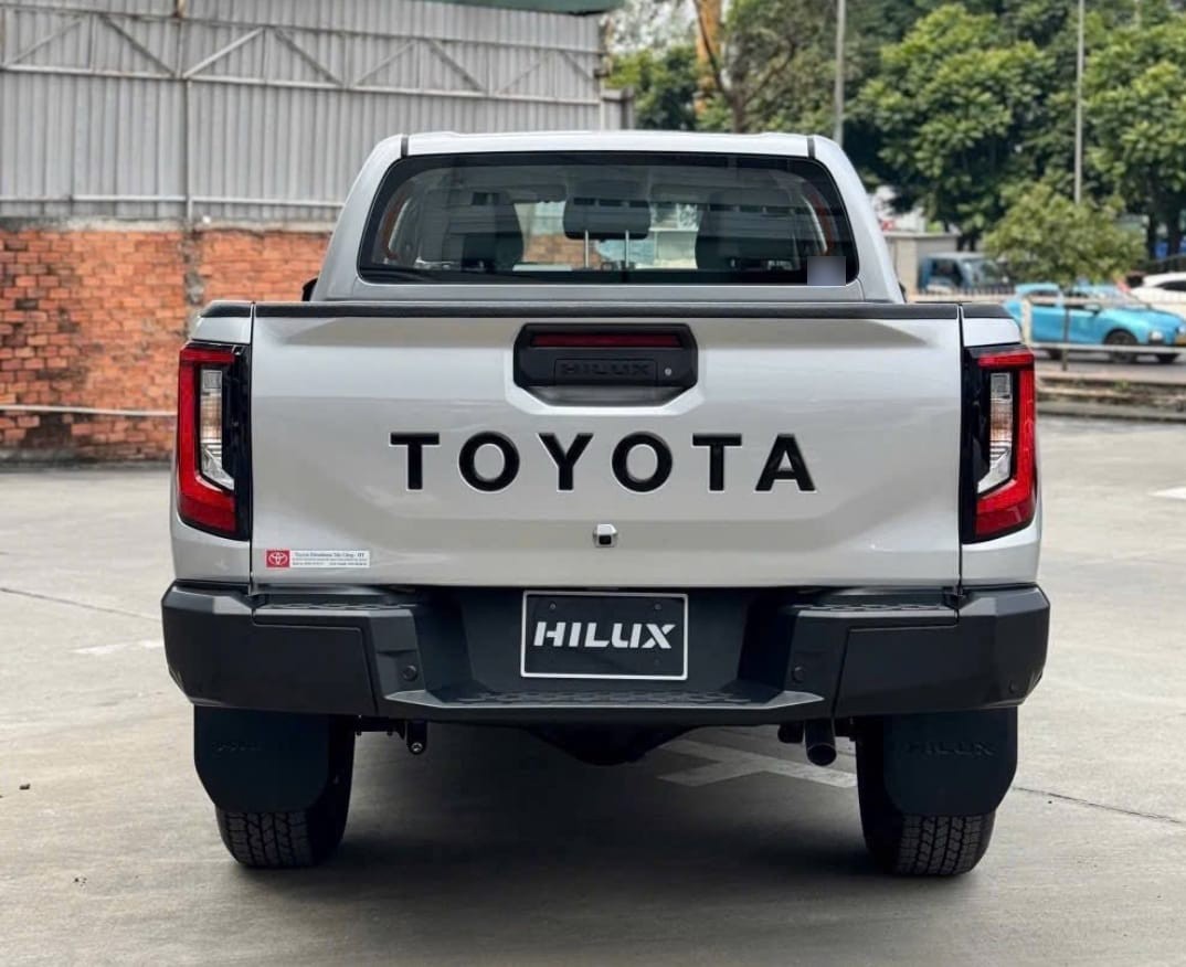 2027 TOYOTA HILUX DOUBLE CAB PRO 2.8 2WD AT Silver image 3