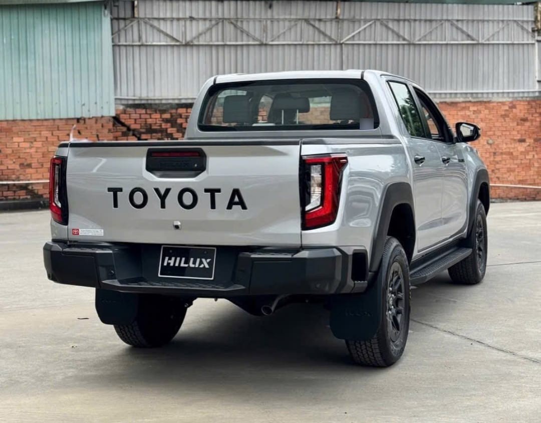2027 TOYOTA HILUX DOUBLE CAB PRO 2.8 2WD AT Silver image 4