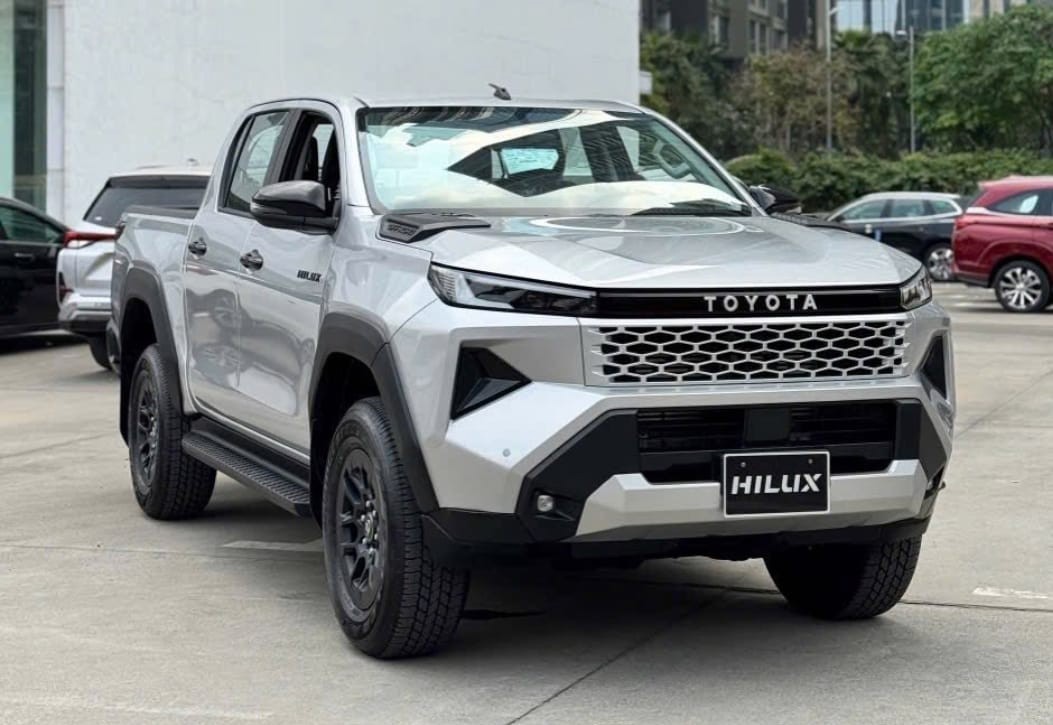 2027 TOYOTA HILUX DOUBLE CAB PRO 2.8 2WD AT Silver image 5