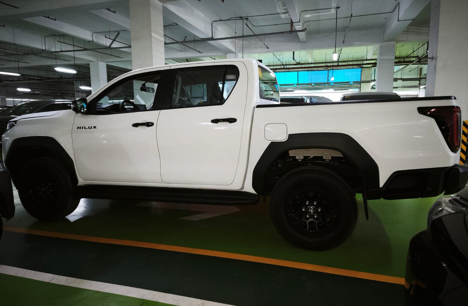 2026 TOYOTA HILUX DOUBLE CAB E 2.8 4WD MT White image 3