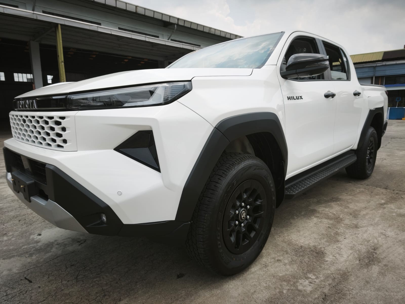 2026 TOYOTA HILUX DOUBLE CAB E 2.8 4WD MT White