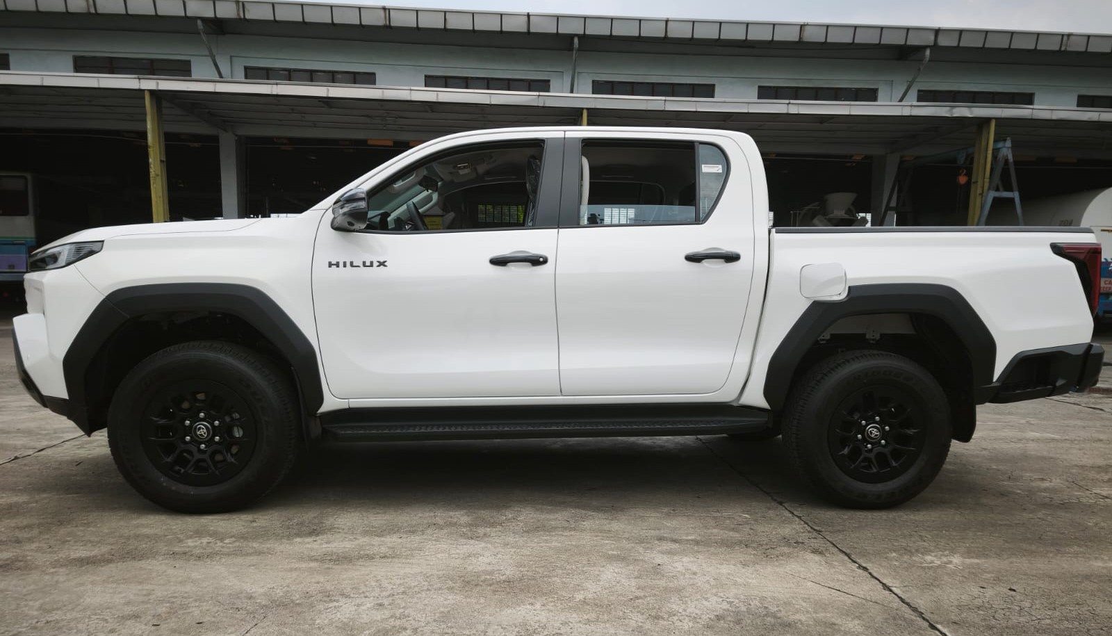2026 TOYOTA HILUX DOUBLE CAB E 2.8 4WD MT White image 2
