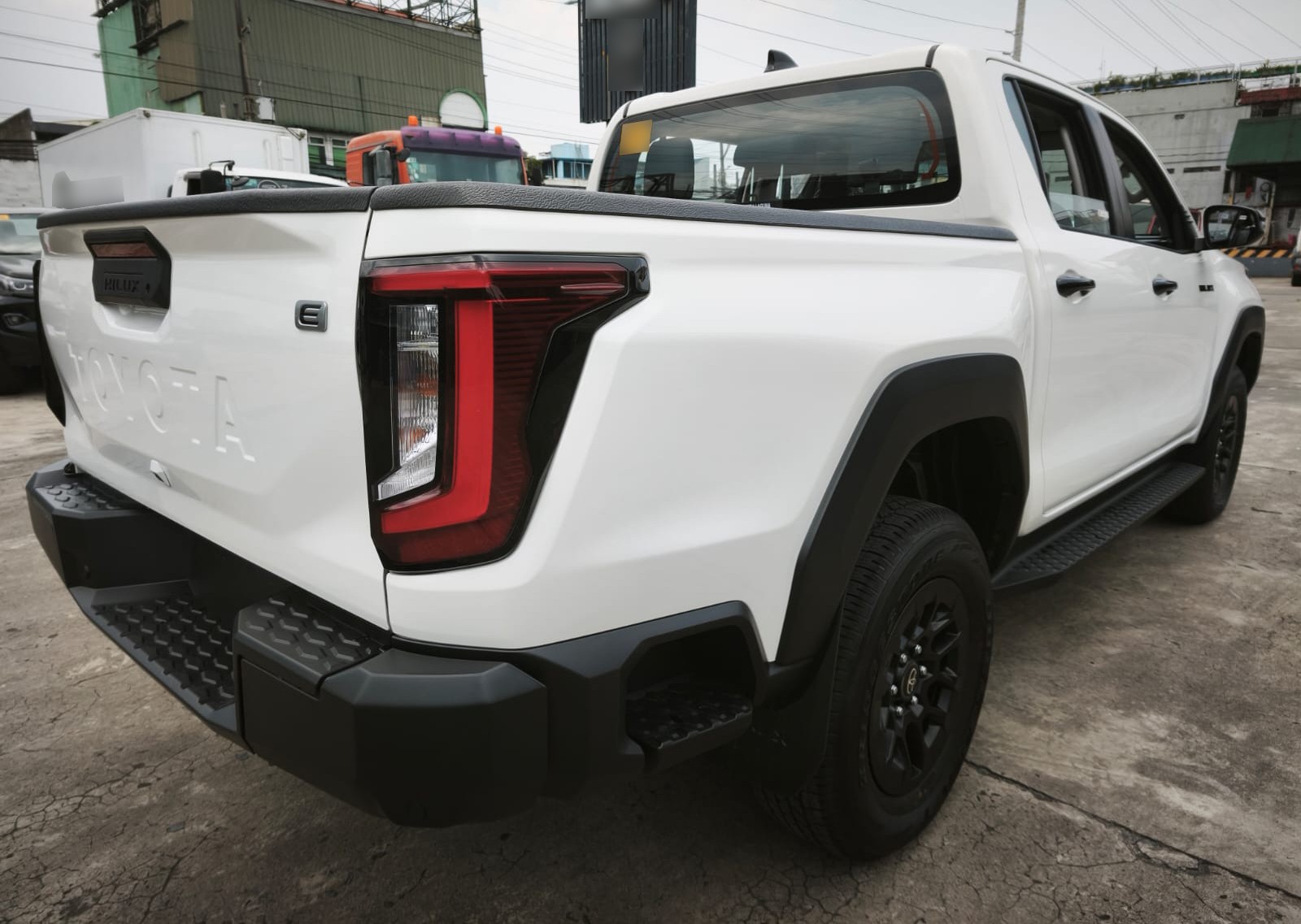 2026 TOYOTA HILUX DOUBLE CAB E 2.8 4WD MT White image 5