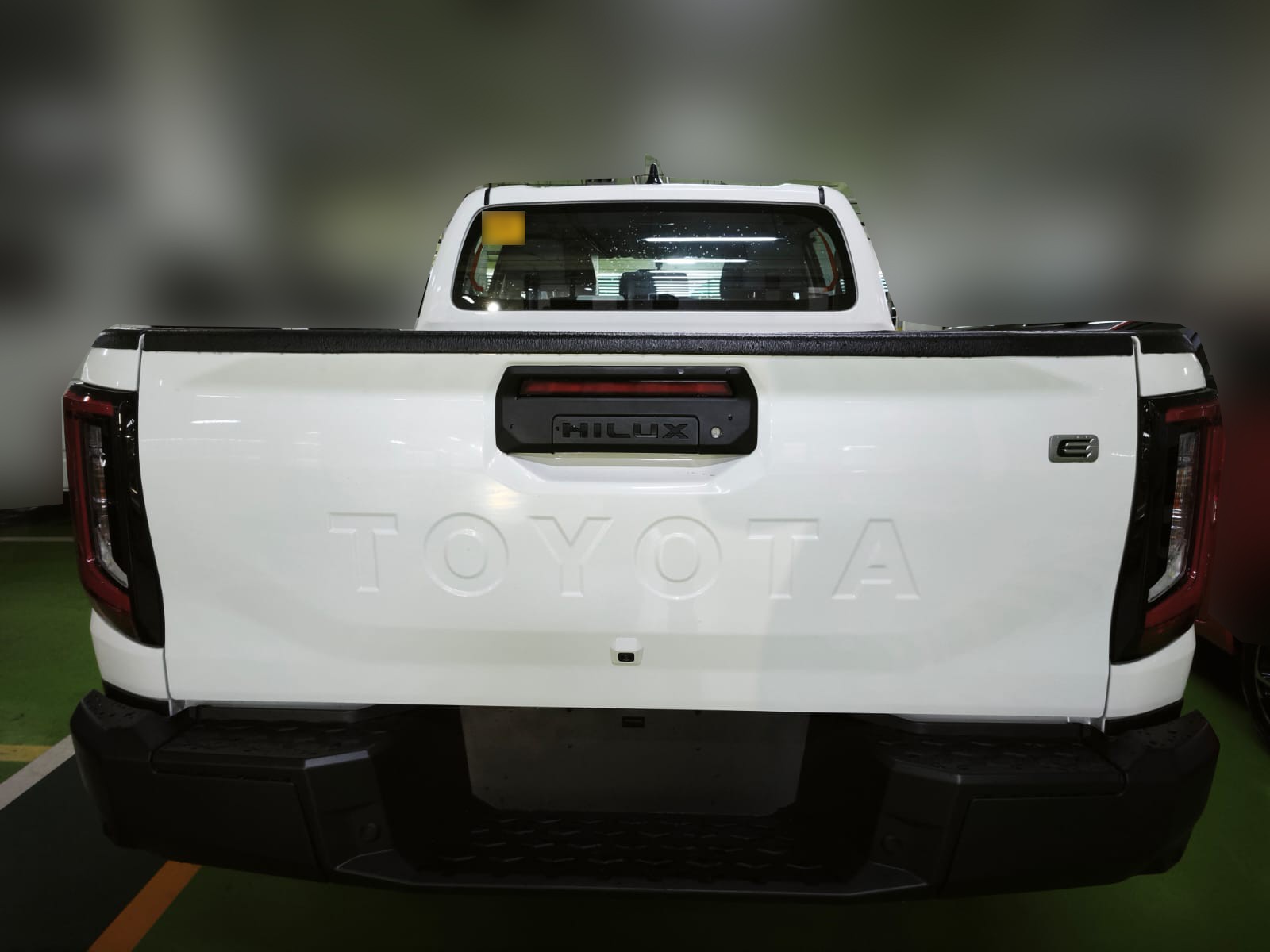 2026 TOYOTA HILUX DOUBLE CAB E 2.8 4WD MT White image 5