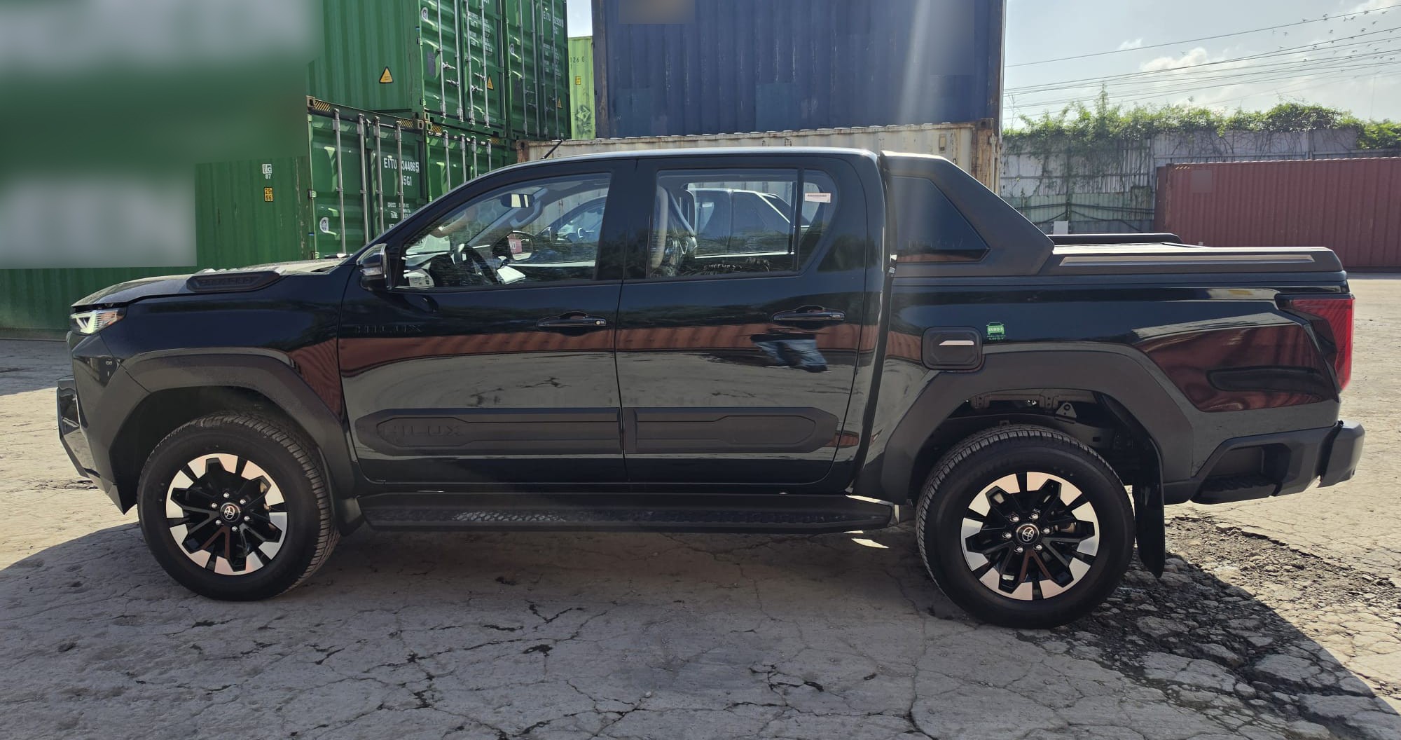 2026 TOYOTA HILUX DOUBLE CAB TRAILHUNTER 2.8 4WD AT Black image 2