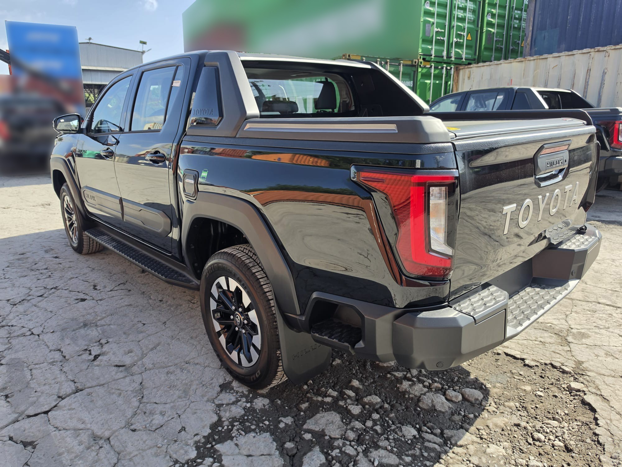 2026 TOYOTA HILUX DOUBLE CAB TRAILHUNTER 2.8 4WD AT Black image 3