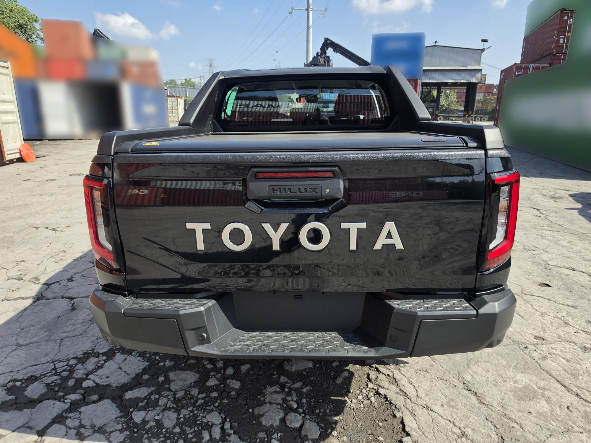 2026 TOYOTA HILUX DOUBLE CAB TRAILHUNTER 2.8 4WD AT Black image 4