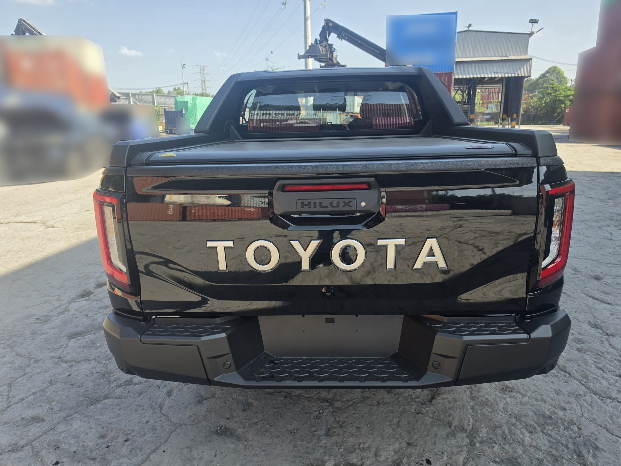 2026 TOYOTA HILUX DOUBLE CAB TRAILHUNTER 2.8 4WD AT Black image 4