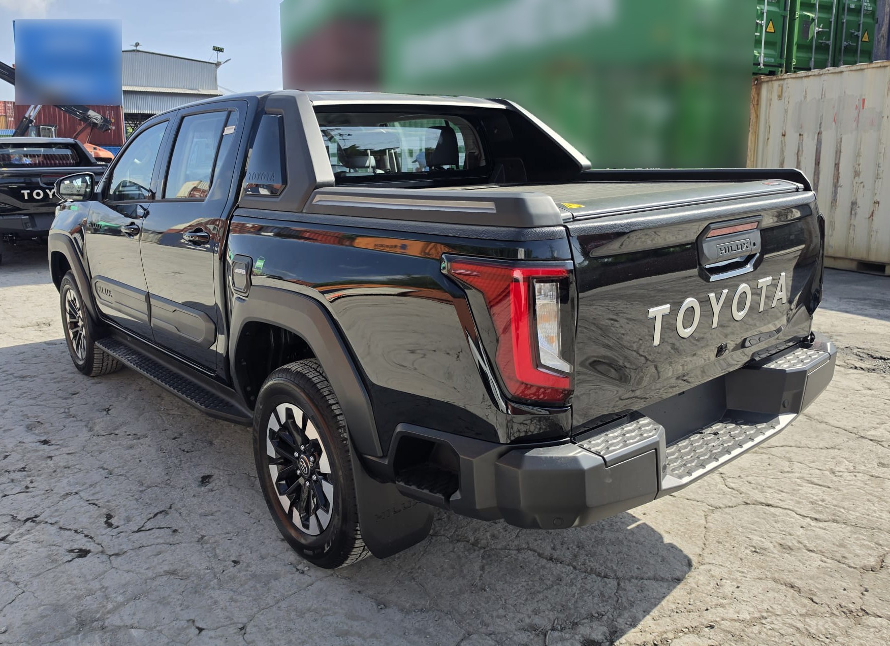 2026 TOYOTA HILUX DOUBLE CAB TRAILHUNTER 2.8 4WD AT Black image 3