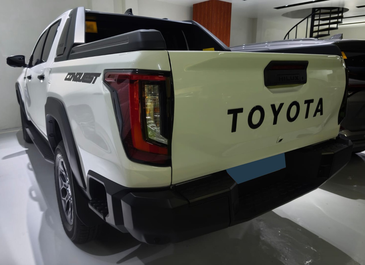 2026 TOYOTA HILUX DOUBLE CAB CONQUEST 2.8 4WD AT White image 3