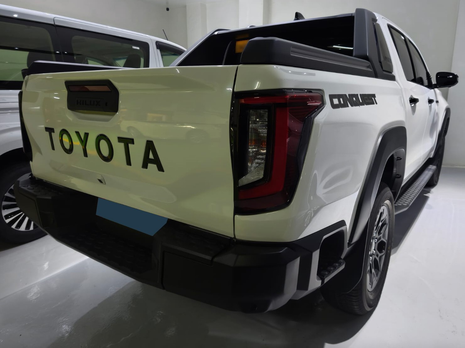 2026 TOYOTA HILUX DOUBLE CAB CONQUEST 2.8 4WD AT White image 5