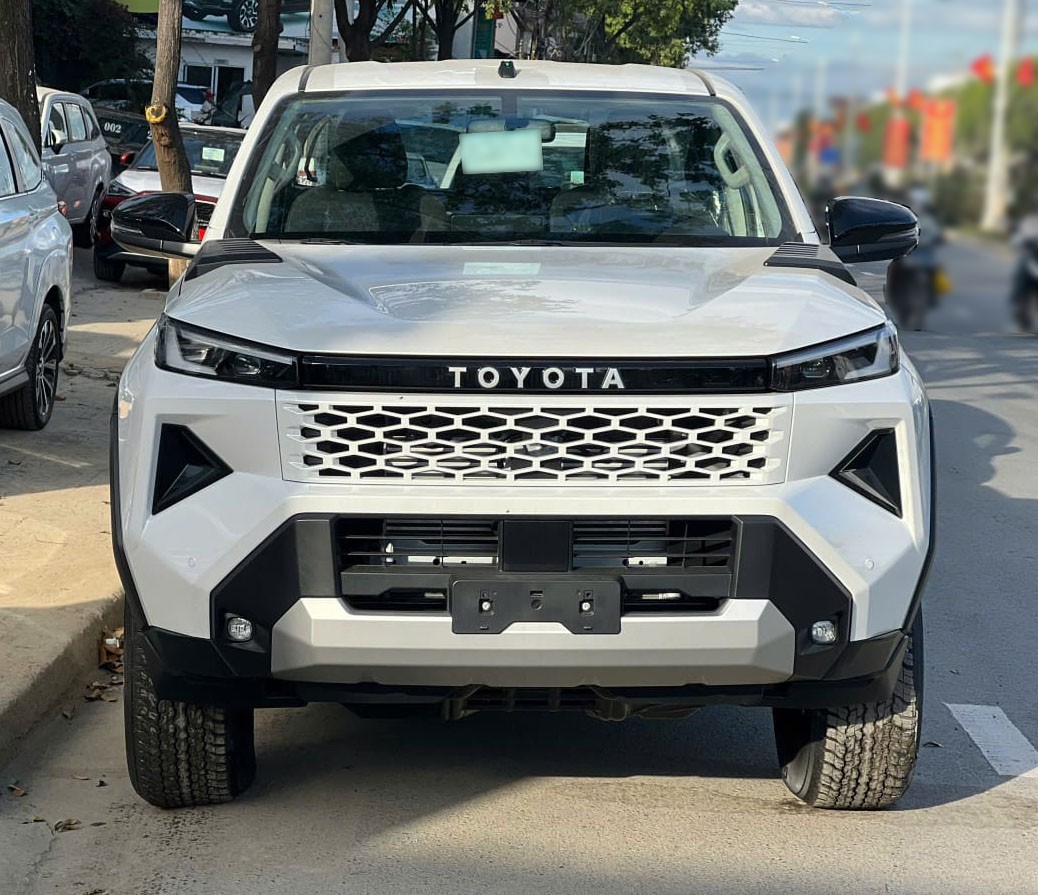 2027 TOYOTA HILUX DOUBLE CAB PRO 2.8 2WD AT White image 4