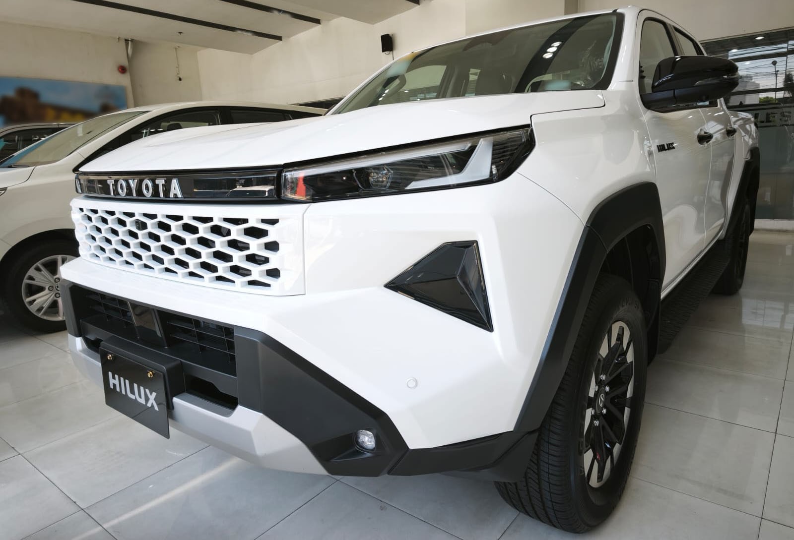 2026 TOYOTA HILUX DOUBLE CAB V 2.8 4WD MT White