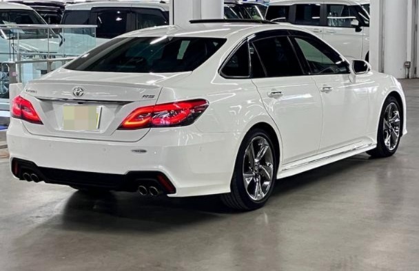 Toyota Crown 2018 Pearl White image 2