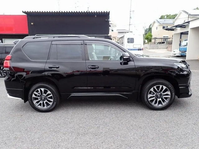 Toyota Land Cruiser Prado Black 2025 image 3