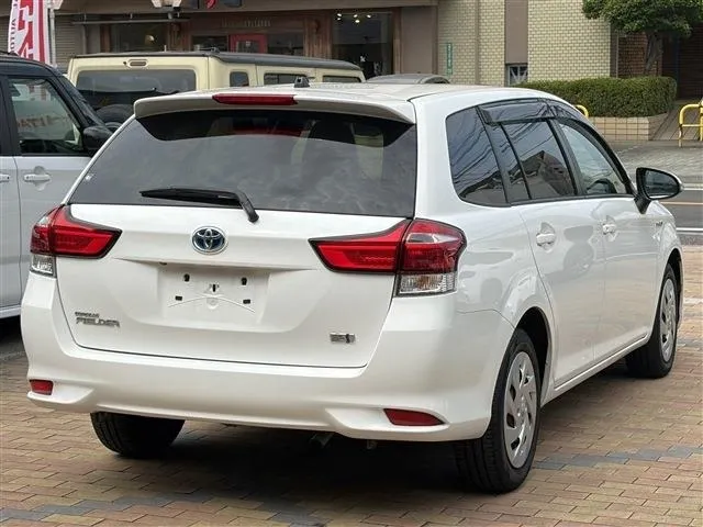 Toyota Corolla Fielder White 2019 image 3