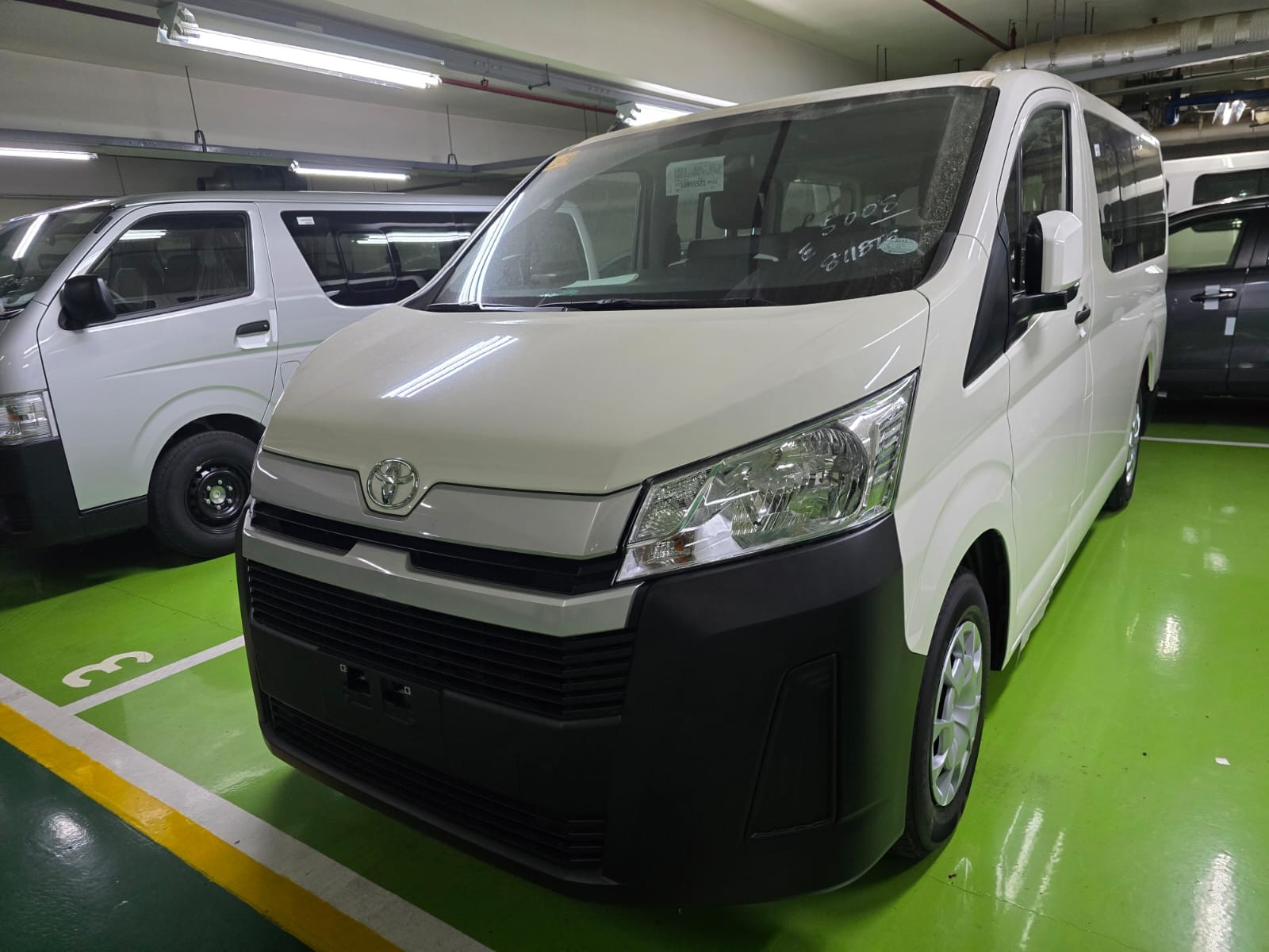 2027 TOYOTA HIACE VAN COMMUTER DELUXE 2.8 2WD MT White