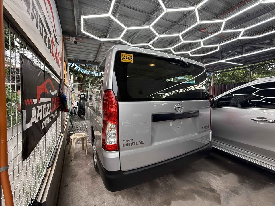 2027 TOYOTA HIACE VAN COMMUTER DELUXE 2.8 2WD MT Silver image 2