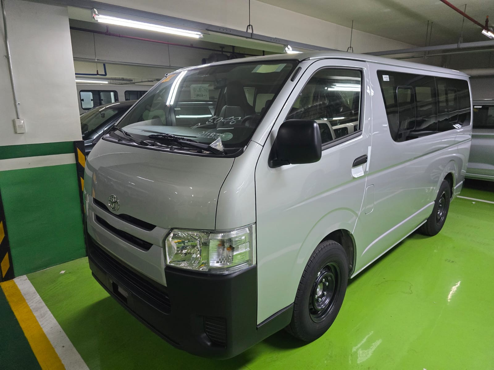 2027 TOYOTA HIACE VAN COMMUTER 3.0 2WD MT Silver