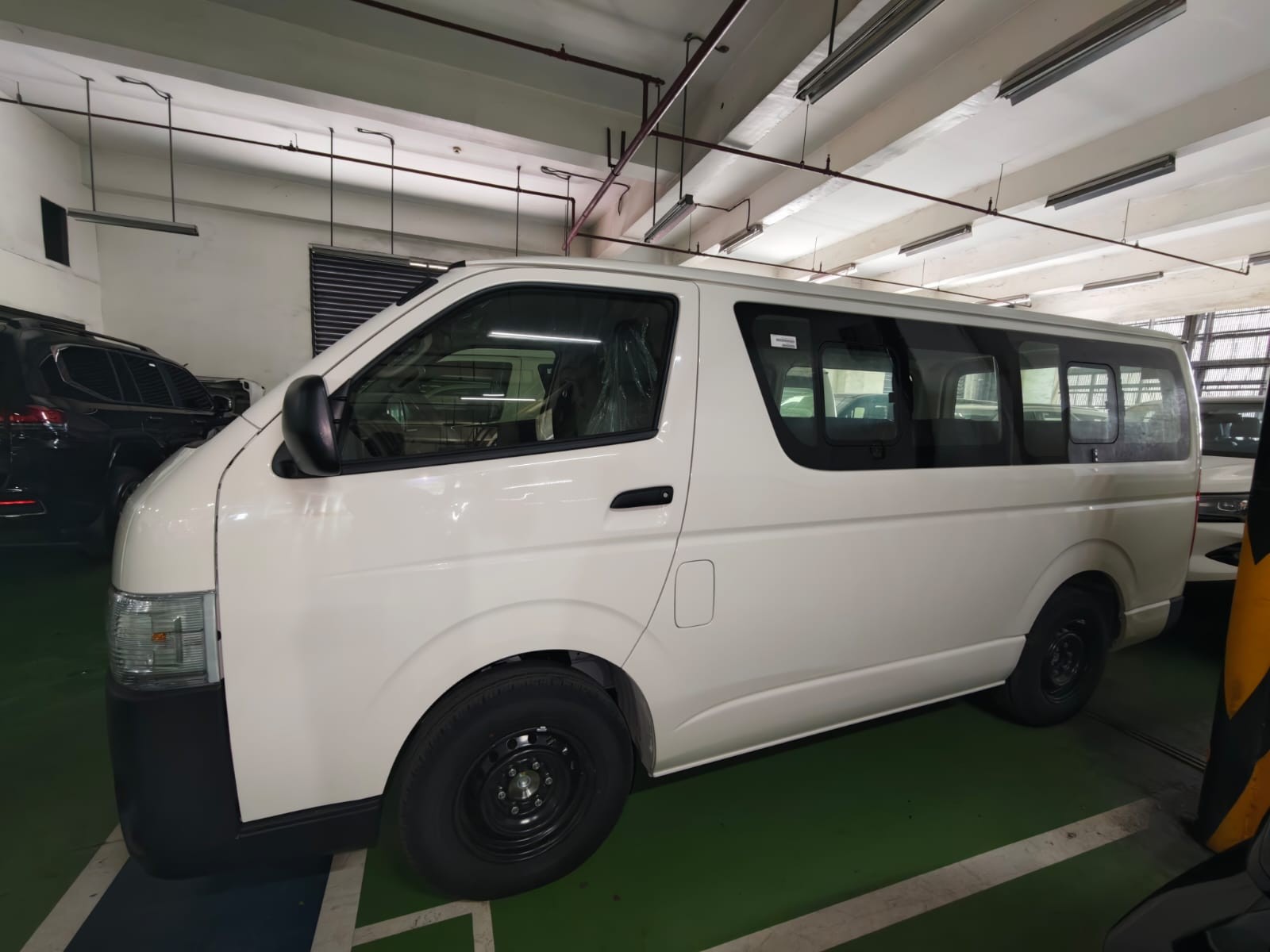 2027 TOYOTA HIACE VAN COMMUTER 3.0 2WD MT White image 2