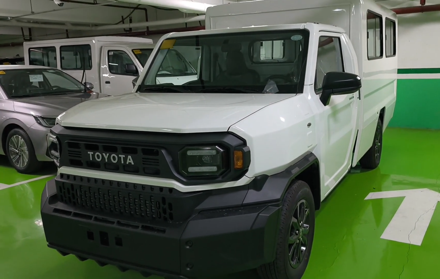 2027 TOYOTA TAMARAW VAN GL Utility Van 2.4 2WD AT White