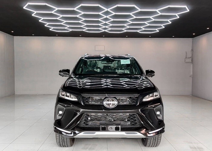 2026 TOYOTA FORTUNER LEGENDER 2.8 4WD AT Black image 3