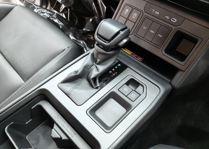 2026 TOYOTA HILUX TRAVO OVERLAND 2.8 2WD AT Gray image 5