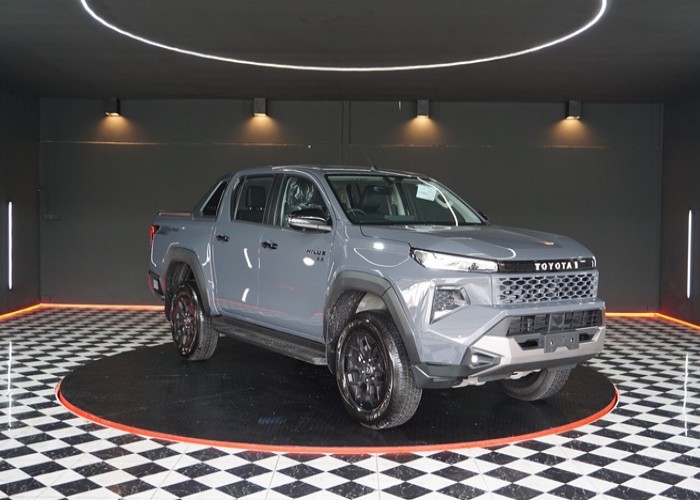 2026 TOYOTA HILUX TRAVO OVERLAND 2.8 2WD AT Gray image 2