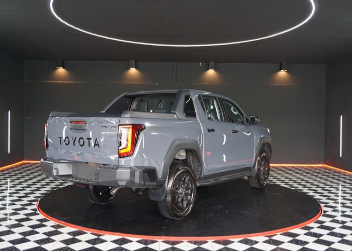 2026 TOYOTA HILUX TRAVO OVERLAND 2.8 2WD AT Gray image 4