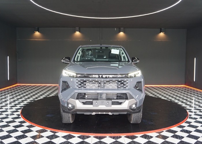 2026 TOYOTA HILUX TRAVO OVERLAND 2.8 2WD AT Gray image 18