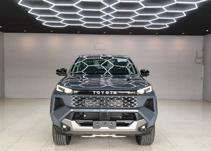 2026 TOYOTA HILUX TRAVO OVERLAND 2.8 4WD AT Gray image 3