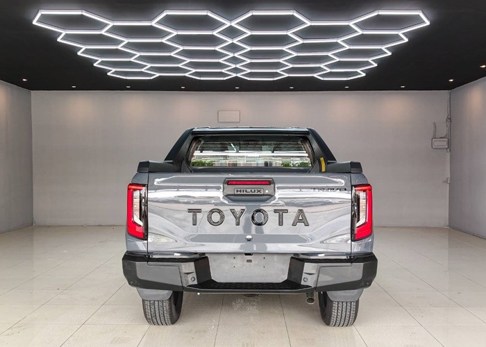2026 TOYOTA HILUX TRAVO OVERLAND 2.8 4WD AT Gray image 13