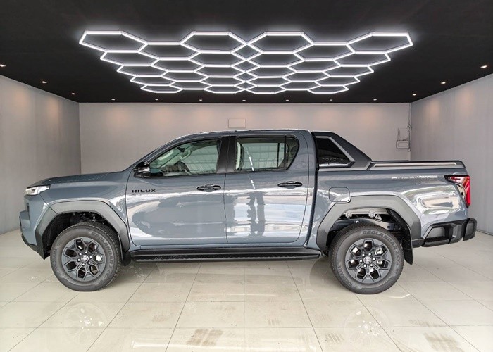 2026 TOYOTA HILUX TRAVO OVERLAND 2.8 4WD AT Gray image 17