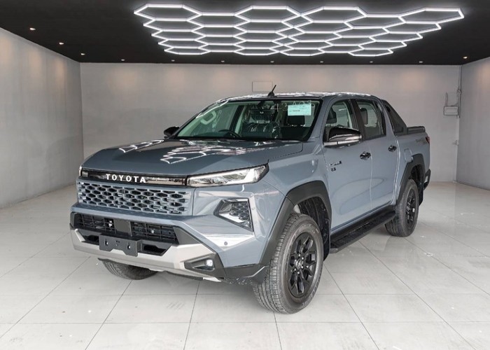 2026 TOYOTA HILUX TRAVO OVERLAND 2.8 4WD AT Gray
