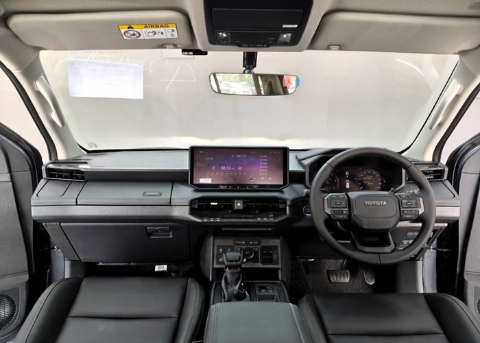 2026 TOYOTA HILUX TRAVO OVERLAND 2.8 4WD AT Gray image 6