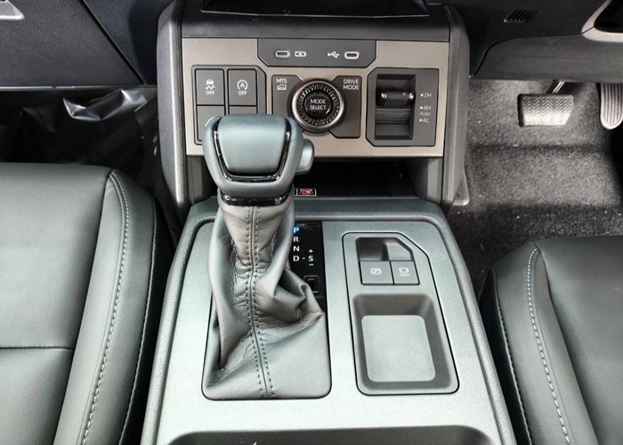 2026 TOYOTA HILUX TRAVO OVERLAND 2.8 4WD AT Gray image 7