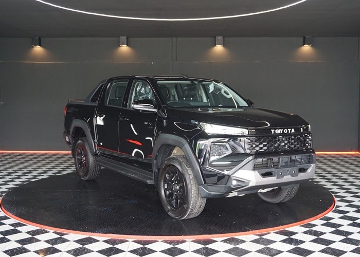 2026 TOYOTA HILUX TRAVO OVERLAND 2.8 2WD AT Black image 2