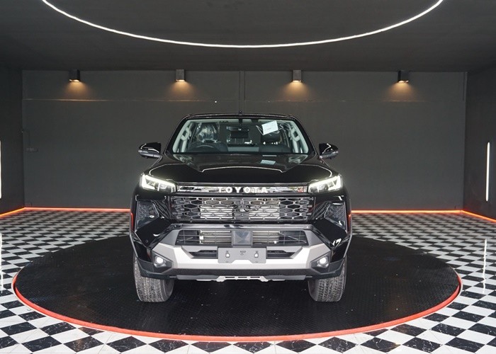 2026 TOYOTA HILUX TRAVO OVERLAND 2.8 2WD AT Black image 4