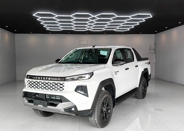 2026 TOYOTA HILUX TRAVO OVERLAND 2.8 2WD AT White